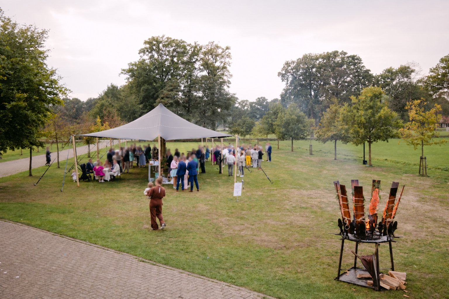 Luchtbeeld van de stretchtent en het omliggende terrein