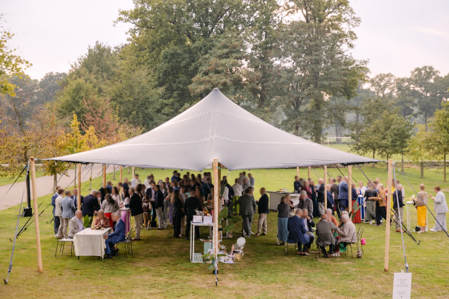 Feestelijke receptie onder de stretchtent in het groen